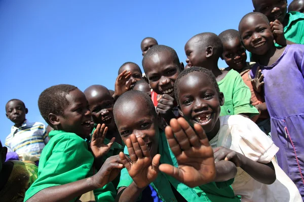 Groupe d'enfants souriants et joyeux