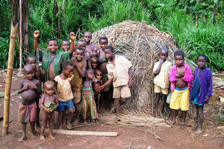 Groupe d'enfants devant une case traditionnelle